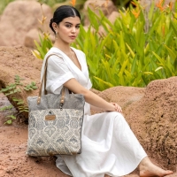 INDIA grijze  canvas schoudertas met leer en koeienhuid